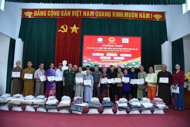 1.000 suất quà đến người dân vùng lũ với mong ước sớm ổn định cuộc sống - Ảnh 1.