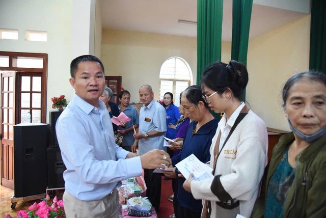 1.000 suất quà đến người dân vùng lũ với mong ước sớm ổn định cuộc sống - Ảnh 4.