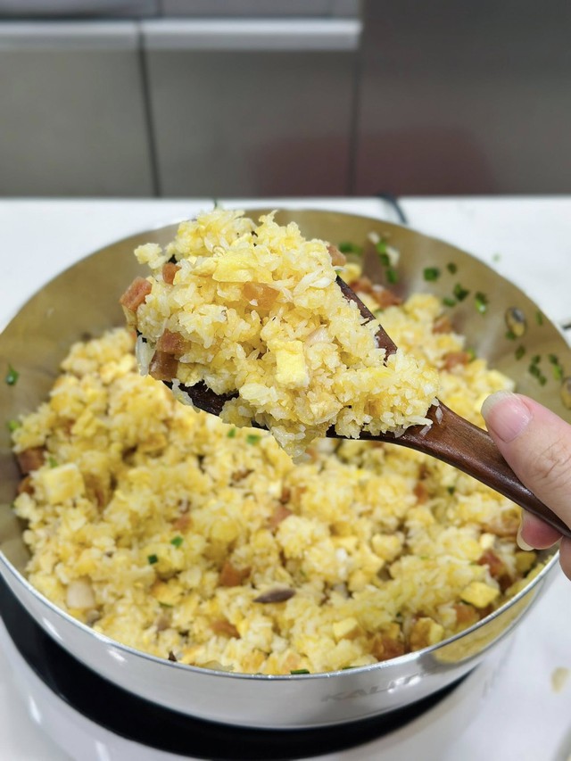Món ngon ngày lạnh: Đừng chỉ rang thông thường, thử ngay cách làm cơm rang 'vét tủ lạnh' siêu ngon, lạ miệng  - Ảnh 8.