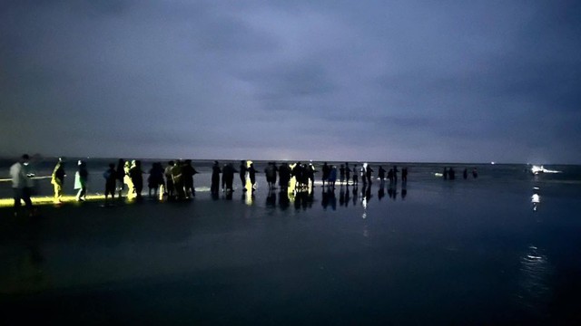 Thuyền chở hai cha con bị lật, một người mất tích - Ảnh 2.