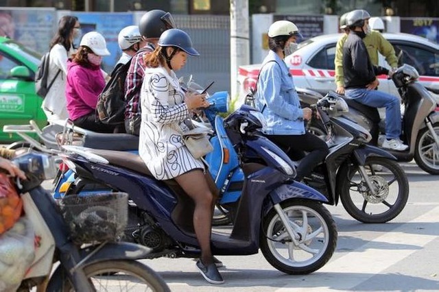 Tin sáng 12/11: Người lao động có thể được hưởng trợ cấp thất nghiệp gần 320 triệu đồng từ 1/1/2026; Dùng điện thoại khi dừng đèn đỏ sẽ không bị phạt - Ảnh 3. Tin sáng 12/11: Người lao động có thể được hưởng trợ cấp thất nghiệp gần 320 triệu đồng từ 1/1/2026; Dùng điện thoại khi dừng đèn đỏ sẽ không bị phạt - Ảnh 3.