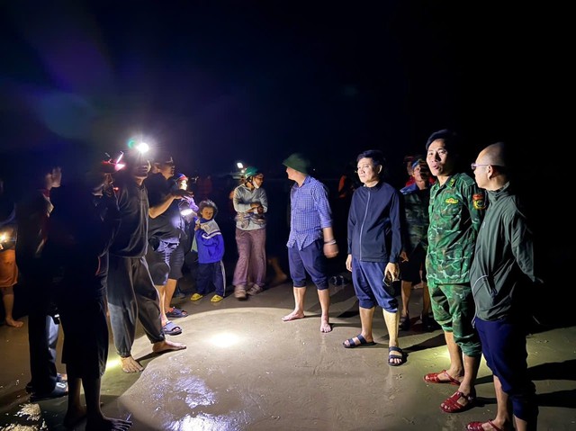 Thuyền chở hai cha con bị lật, một người mất tích - Ảnh 1.