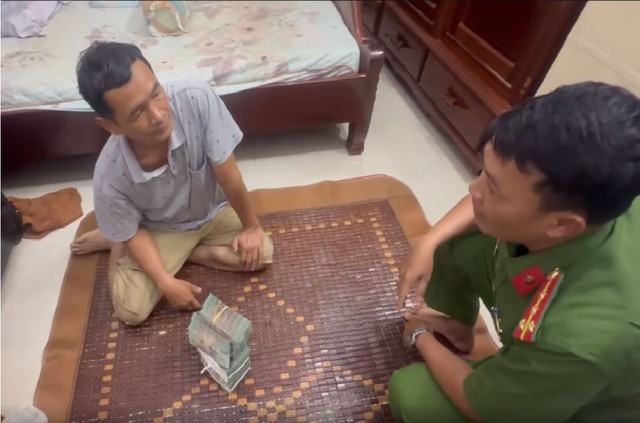 Tin sáng 12/11: Người lao động có thể được hưởng trợ cấp thất nghiệp gần 320 triệu đồng từ 1/1/2026; Dùng điện thoại khi dừng đèn đỏ sẽ không bị phạt - Ảnh 2. Tin sáng 12/11: Người lao động có thể được hưởng trợ cấp thất nghiệp gần 320 triệu đồng từ 1/1/2026; Dùng điện thoại khi dừng đèn đỏ sẽ không bị phạt - Ảnh 2.