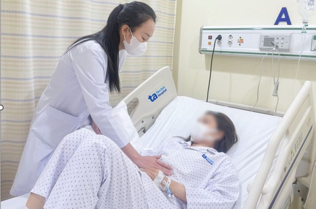 Tin sáng 12/11: Người lao động có thể được hưởng trợ cấp thất nghiệp gần 320 triệu đồng từ 1/1/2026; Dùng điện thoại khi dừng đèn đỏ sẽ không bị phạt - Ảnh 4. Tin sáng 12/11: Người lao động có thể được hưởng trợ cấp thất nghiệp gần 320 triệu đồng từ 1/1/2026; Dùng điện thoại khi dừng đèn đỏ sẽ không bị phạt - Ảnh 4.