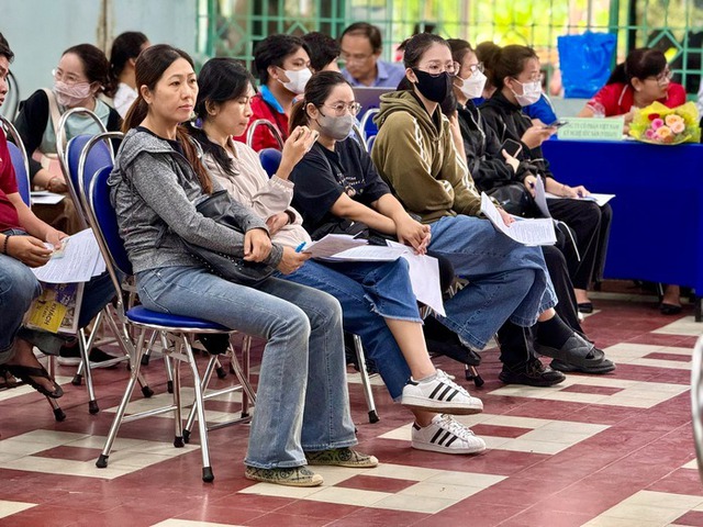 Tin sáng 12/11: Người lao động có thể được hưởng trợ cấp thất nghiệp gần 320 triệu đồng từ 1/1/2026; Dùng điện thoại khi dừng đèn đỏ sẽ không bị phạt - Ảnh 1. Tin sáng 12/11: Người lao động có thể được hưởng trợ cấp thất nghiệp gần 320 triệu đồng từ 1/1/2026; Dùng điện thoại khi dừng đèn đỏ sẽ không bị phạt - Ảnh 1.