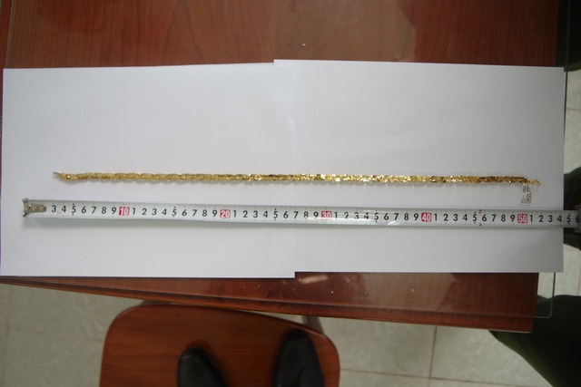 Vờ mua vàng, nữ 'đạo chích' trộm dây chuyền trị giá gần 50 triệu đồng - Ảnh 2.