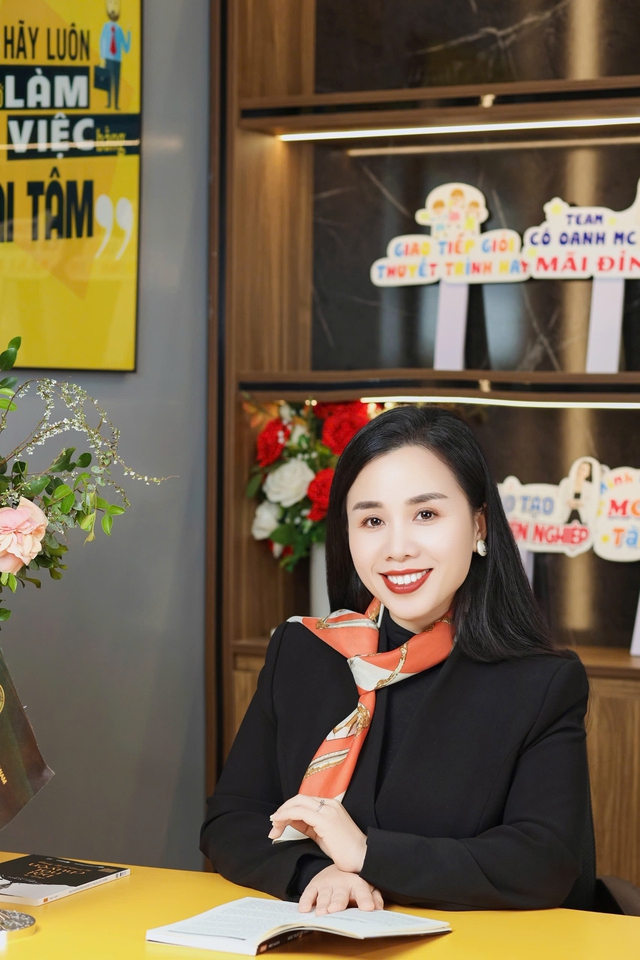 Từ người dẫn chuyện tr&ecirc;n s&acirc;n khấu đến người thắp lửa tự tin trong cuộc sống - Ảnh 1.