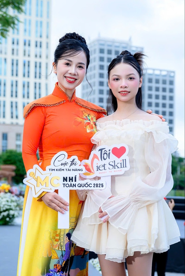 Từ người dẫn chuyện tr&ecirc;n s&acirc;n khấu đến người thắp lửa tự tin trong cuộc sống - Ảnh 3.