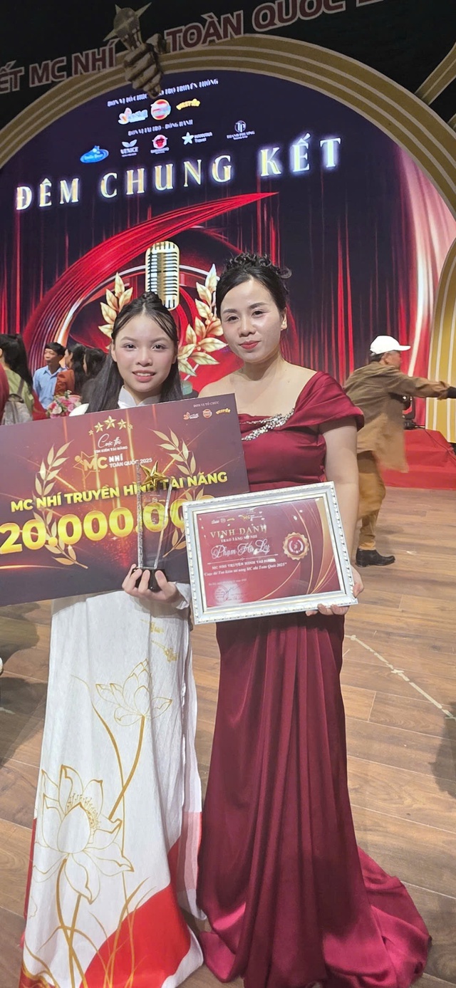 Từ người dẫn chuyện tr&ecirc;n s&acirc;n khấu đến người thắp lửa tự tin trong cuộc sống - Ảnh 4.