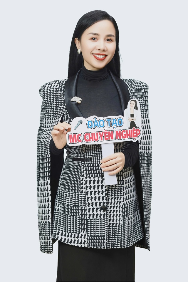 Từ người dẫn chuyện tr&ecirc;n s&acirc;n khấu đến người thắp lửa tự tin trong cuộc sống - Ảnh 5.