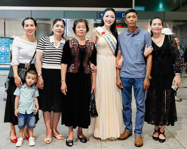 Mẹ Hoa hậu Kiều Duy gây chú ý khi tiễn con gái đi thi Hoa hậu quốc tế 2025 - Ảnh 8.