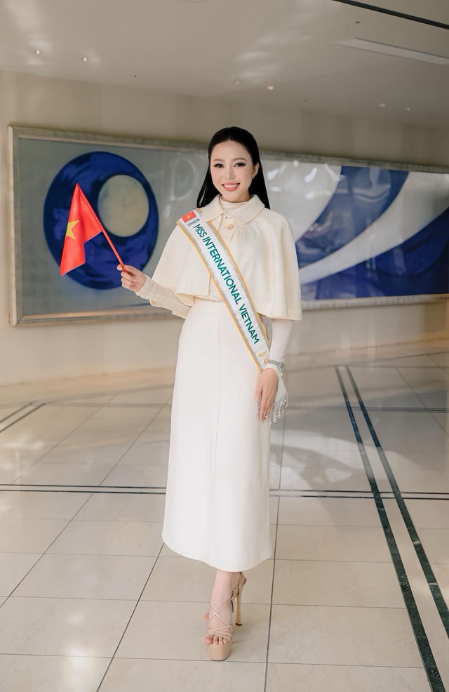 Mẹ Hoa hậu Kiều Duy gây chú ý khi tiễn con gái đi thi Hoa hậu quốc tế 2025 - Ảnh 2.