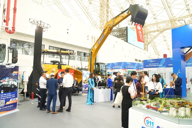 Khai mạc tuần lễ công nghiệp và công nghệ Việt Nam 2025 tại trung tâm triển lãm Việt Nam - Ảnh 4.