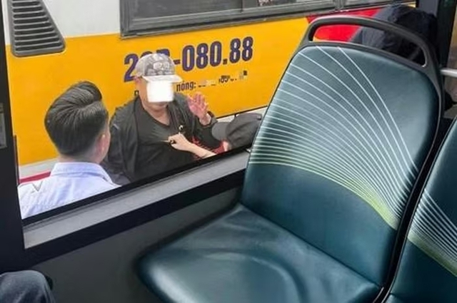 Nữ sinh khống chế người đàn ông sàm sỡ tại bến xe Mỹ Đình gây xôn xao - Ảnh 1.