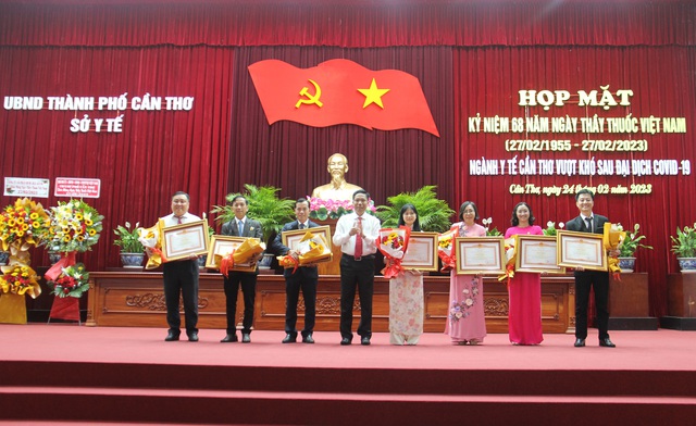 Người bác sĩ có tấm lòng vàng: 16 năm là 'người anh', 'người bạn' của bệnh nhân HIV - Ảnh 3. Người bác sĩ có tấm lòng vàng: 16 năm là 'người anh', 'người bạn' của bệnh nhân HIV - Ảnh 3.