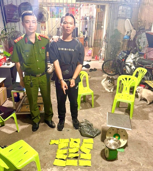 Ngụy trang, cất giấu 20kg bạc dưới đế giày rồi vận chuyển trái phép qua biên giới - Ảnh 1.