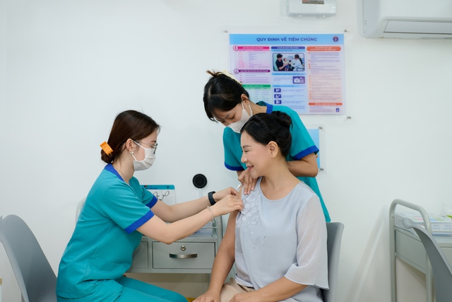 Long Châu tiêm miễn phí hơn 2.000 liều vắc xin uốn ván cho người dân Miền Trung chịu ảnh hưởng bão lũ  - Ảnh 2.