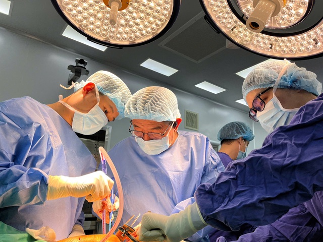 Ca mổ thay cùng lúc hai khớp gối, chấm dứt hơn 10 năm đau đớn cho nữ bệnh nhân 67 tuổi - Ảnh 1.