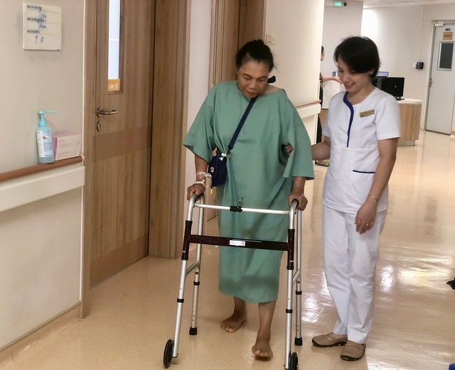 Ca mổ thay cùng lúc hai khớp gối, chấm dứt hơn 10 năm đau đớn cho nữ bệnh nhân 67 tuổi - Ảnh 2.