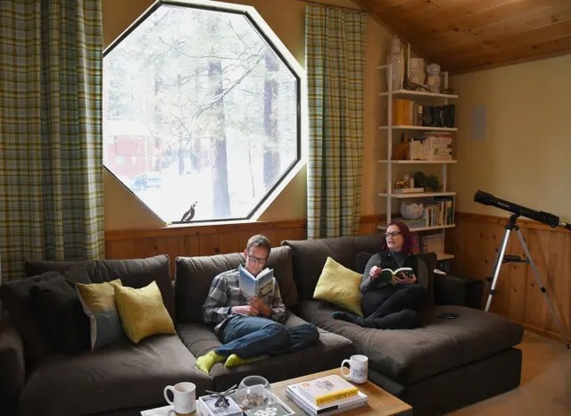 Bí quyết nghỉ hưu thoải mái ở tuổi 38: Cặp vợ chồng cắt 2 khoản chi 'ngầm' ai cũng đang lãng phí - Ảnh 1. Bí quyết nghỉ hưu thoải mái ở tuổi 38: Cặp vợ chồng cắt 2 khoản chi 'ngầm' ai cũng đang lãng phí - Ảnh 1.