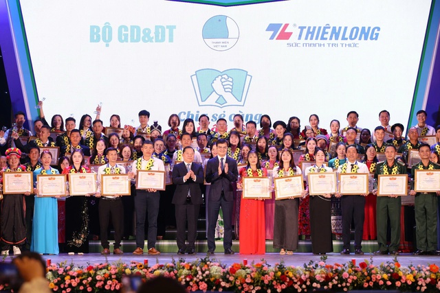 80 nhà giáo được vinh danh trong đêm tri ân "Chia sẻ cùng thầy cô 2025" - Ảnh 3. 80 nhà giáo được vinh danh trong đêm tri ân "Chia sẻ cùng thầy cô 2025" - Ảnh 3.