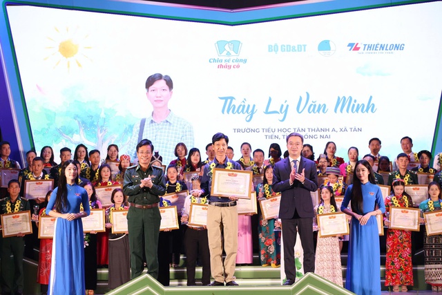 80 nhà giáo được vinh danh trong đêm tri ân "Chia sẻ cùng thầy cô 2025" - Ảnh 2. 80 nhà giáo được vinh danh trong đêm tri ân "Chia sẻ cùng thầy cô 2025" - Ảnh 2.