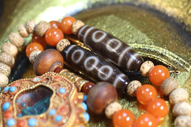 Ý nghĩa đá Dzi 4 mắt Tây Tạng - Ảnh 3. Ý nghĩa đá Dzi 4 mắt Tây Tạng - Ảnh 3.