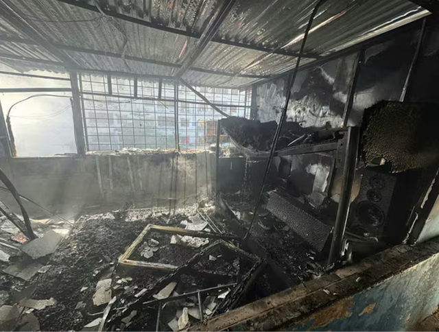 Hà Nội: Cháy lớn tại căn hộ tầng 5 ở khu tập thể Phạm Ngọc Thạch - Ảnh 1.