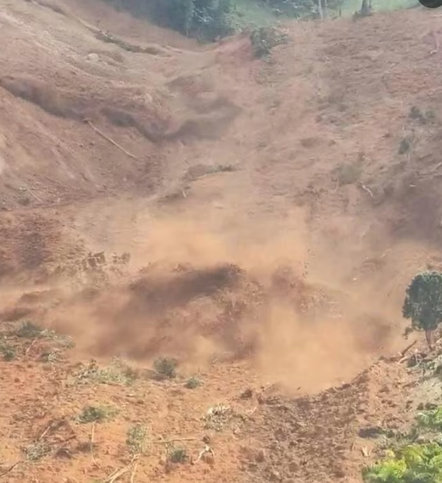 Video: Cận cảnh vụ sạt lở kinh hoàng, đất trút ào ạt như 'thác' ở miền núi Đà Nẵng - Ảnh 1.