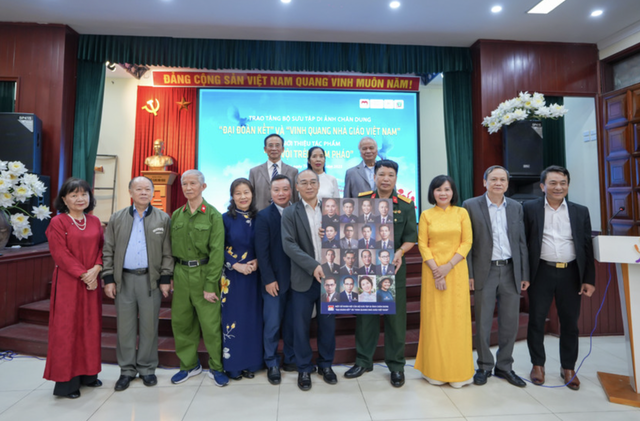 Lễ trao tặng di ảnh chân dung Đại đoàn kết và Vinh quang nhà giáo Việt Nam - Ảnh 1.