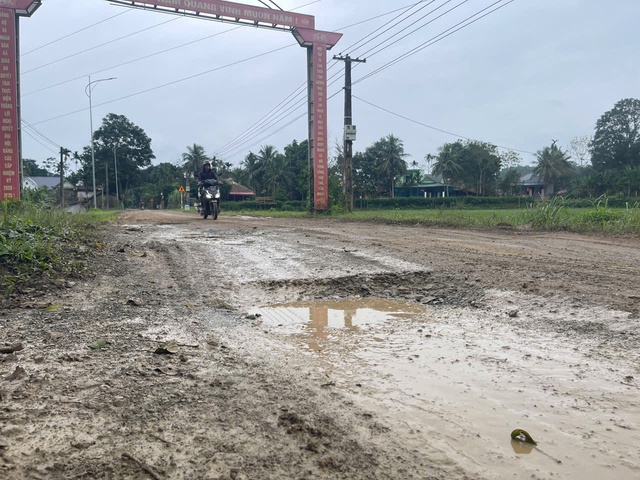 Tỉnh lộ 530D xuống cấp nghiêm trọng gây nguy hiểm cho giao thông - Ảnh 4. Tỉnh lộ 530D xuống cấp nghiêm trọng gây nguy hiểm cho giao thông - Ảnh 4.