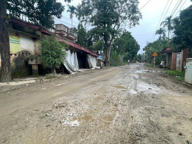 Tỉnh lộ 530D xuống cấp nghiêm trọng gây nguy hiểm cho giao thông - Ảnh 8. Tỉnh lộ 530D xuống cấp nghiêm trọng gây nguy hiểm cho giao thông - Ảnh 8.