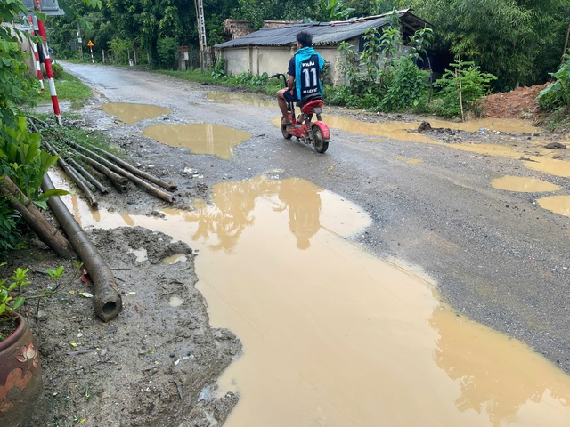 Tỉnh lộ 530D xuống cấp nghiêm trọng gây nguy hiểm cho giao thông - Ảnh 5. Tỉnh lộ 530D xuống cấp nghiêm trọng gây nguy hiểm cho giao thông - Ảnh 5.