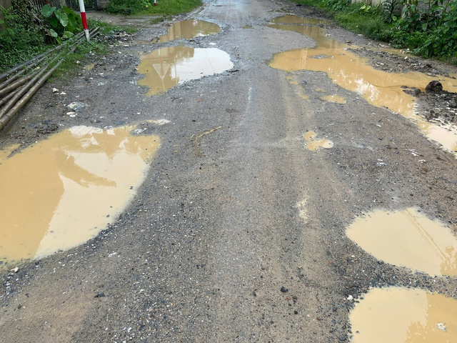 Tỉnh lộ 530D xuống cấp nghiêm trọng gây nguy hiểm cho giao thông - Ảnh 1. Tỉnh lộ 530D xuống cấp nghiêm trọng gây nguy hiểm cho giao thông - Ảnh 1.