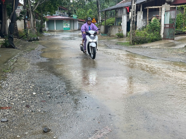 Tỉnh lộ 530D xuống cấp nghiêm trọng gây nguy hiểm cho giao thông - Ảnh 7. Tỉnh lộ 530D xuống cấp nghiêm trọng gây nguy hiểm cho giao thông - Ảnh 7.