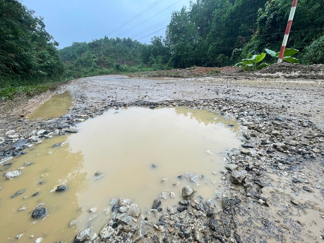 Tỉnh lộ 530D xuống cấp nghiêm trọng gây nguy hiểm cho giao thông - Ảnh 2. Tỉnh lộ 530D xuống cấp nghiêm trọng gây nguy hiểm cho giao thông - Ảnh 2.