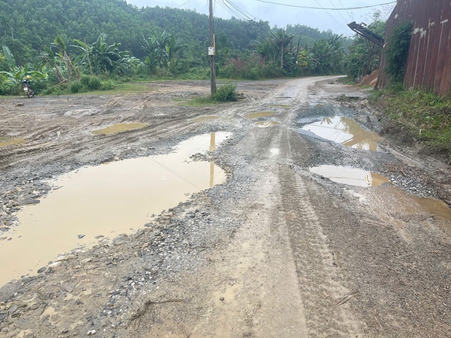 Tỉnh lộ 530D xuống cấp nghiêm trọng gây nguy hiểm cho giao thông - Ảnh 3. Tỉnh lộ 530D xuống cấp nghiêm trọng gây nguy hiểm cho giao thông - Ảnh 3.