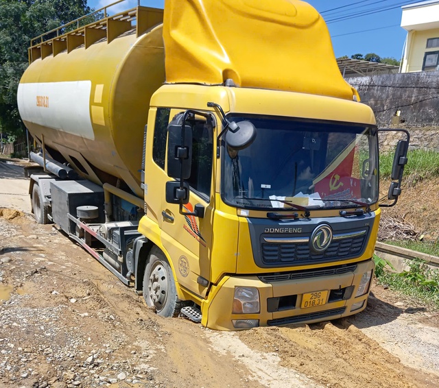 Tỉnh lộ 530D xuống cấp nghiêm trọng gây nguy hiểm cho giao thông - Ảnh 6. Tỉnh lộ 530D xuống cấp nghiêm trọng gây nguy hiểm cho giao thông - Ảnh 6.