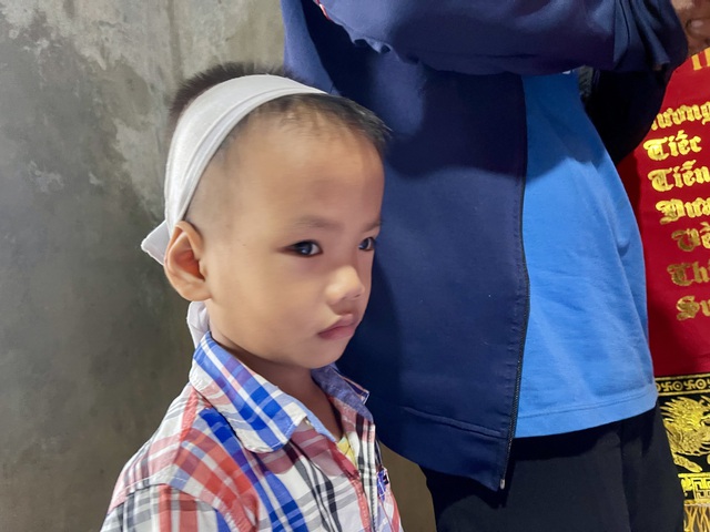 Đứa trẻ liên tiếp mất mẹ và bà, chỉ còn biết dựa vào người cậu tật nguyền, tâm trí bất ổn - Ảnh 2.