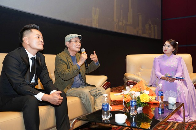 Sau 15 năm, đạo diễn Hữu Mười tiết lộ điều từng băn khoăn về 'Mùi cỏ cháy' - Ảnh 4. Sau 15 năm, đạo diễn Hữu Mười tiết lộ điều từng băn khoăn về 'Mùi cỏ cháy' - Ảnh 4.