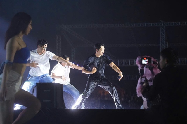 Bi Rain cởi áo khoe cơ bụng khiến khán giả bùng nổ - Ảnh 2.