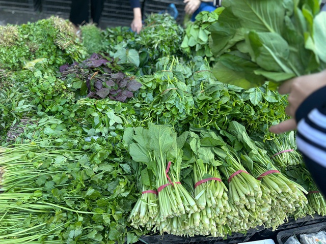 Giá rau Hà Nội tăng cao sau bão ảnh hưởng bữa cơm gia đình thế nào? - Ảnh 3. Giá rau Hà Nội tăng cao sau bão ảnh hưởng bữa cơm gia đình thế nào? - Ảnh 3.