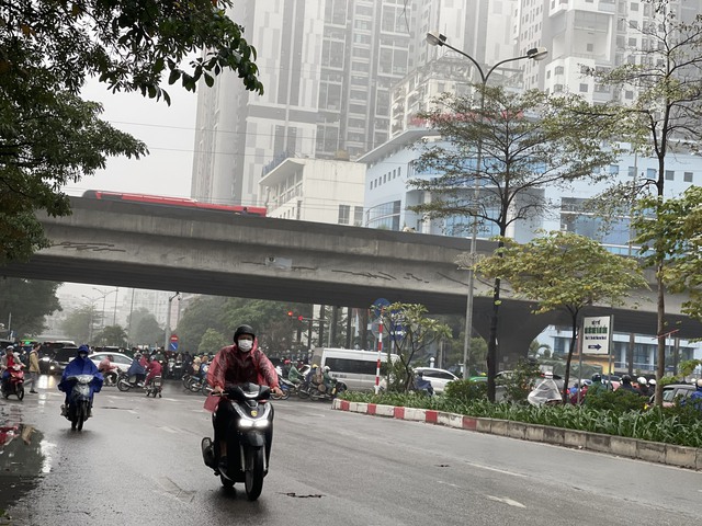 Khối không khí lạnh tăng cường tràn về, thời tiết Hà Nội và miền Bắc mưa to, rét đậm? - Ảnh 1. Khối không khí lạnh tăng cường tràn về, thời tiết Hà Nội và miền Bắc mưa to, rét đậm? - Ảnh 1.