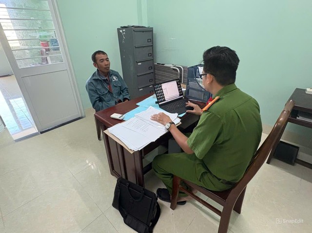 Vác dao chém hàng xóm vì hát karaoke gây ồn ào - Ảnh 1. Vác dao chém hàng xóm vì hát karaoke gây ồn ào - Ảnh 1.