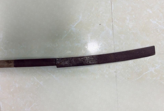 Vác dao chém hàng xóm vì hát karaoke gây ồn ào - Ảnh 2. Vác dao chém hàng xóm vì hát karaoke gây ồn ào - Ảnh 2.