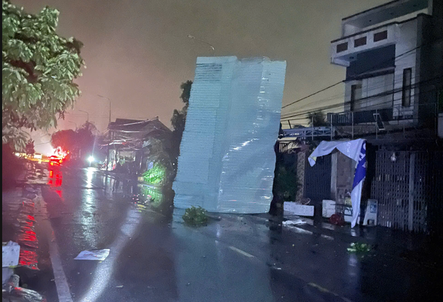 Kinh hoàng lốc xoáy càn quét lúc nửa đêm, hàng loạt nhà dân ở Đà Nẵng tốc mái, hư hỏng nặng - Ảnh 1. Kinh hoàng lốc xoáy càn quét lúc nửa đêm, hàng loạt nhà dân ở Đà Nẵng tốc mái, hư hỏng nặng - Ảnh 1.