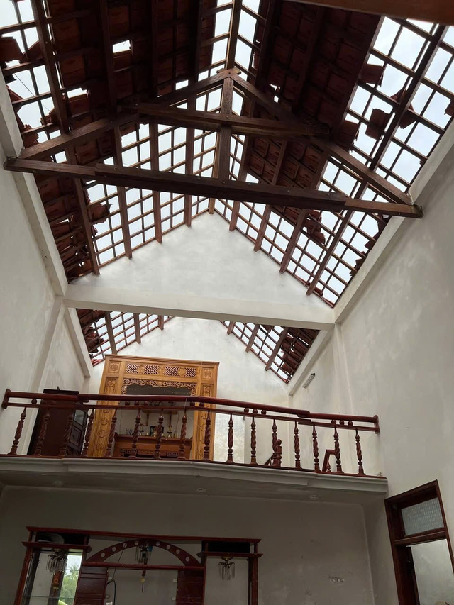 Kinh hoàng lốc xoáy càn quét lúc nửa đêm, hàng loạt nhà dân ở Đà Nẵng tốc mái, hư hỏng nặng - Ảnh 2. Kinh hoàng lốc xoáy càn quét lúc nửa đêm, hàng loạt nhà dân ở Đà Nẵng tốc mái, hư hỏng nặng - Ảnh 2.