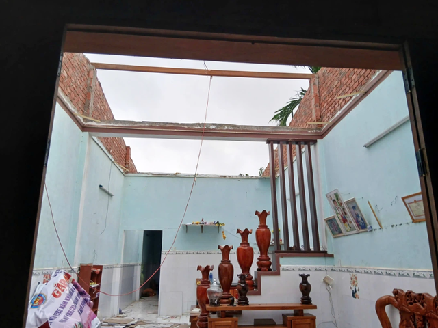 Kinh hoàng lốc xoáy càn quét lúc nửa đêm, hàng loạt nhà dân ở Đà Nẵng tốc mái, hư hỏng nặng - Ảnh 4. Kinh hoàng lốc xoáy càn quét lúc nửa đêm, hàng loạt nhà dân ở Đà Nẵng tốc mái, hư hỏng nặng - Ảnh 4.