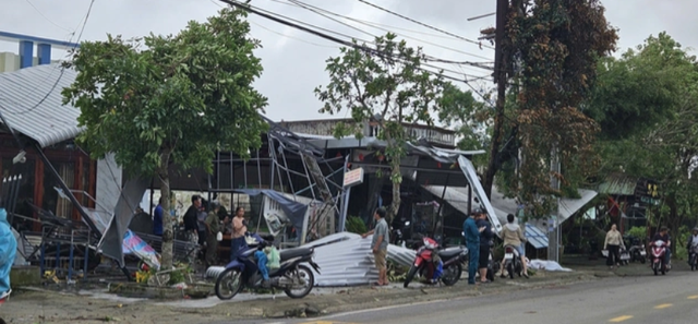 Kinh hoàng lốc xoáy càn quét lúc nửa đêm, hàng loạt nhà dân ở Đà Nẵng tốc mái, hư hỏng nặng - Ảnh 8. Kinh hoàng lốc xoáy càn quét lúc nửa đêm, hàng loạt nhà dân ở Đà Nẵng tốc mái, hư hỏng nặng - Ảnh 8.