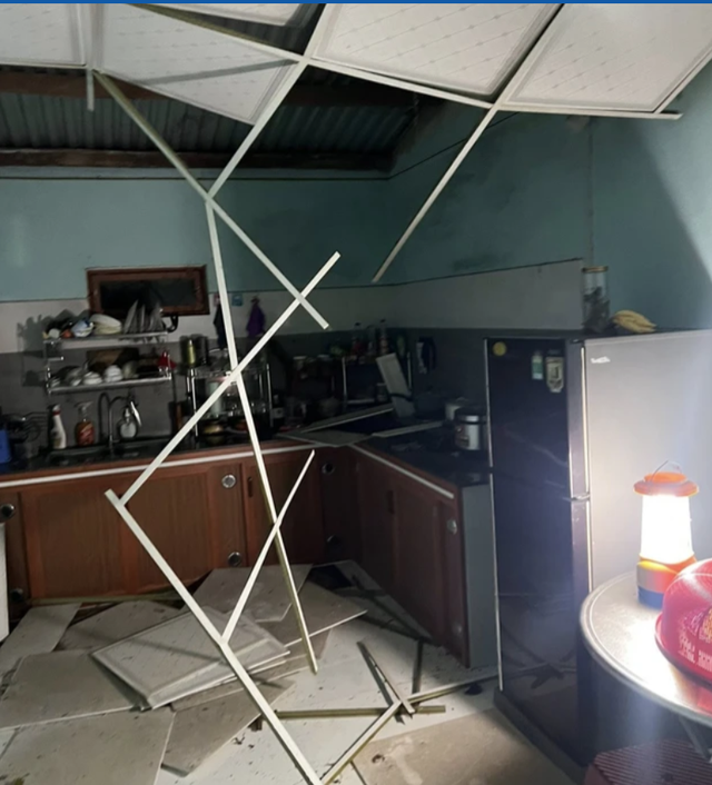 Kinh hoàng lốc xoáy càn quét lúc nửa đêm, hàng loạt nhà dân ở Đà Nẵng tốc mái, hư hỏng nặng - Ảnh 7. Kinh hoàng lốc xoáy càn quét lúc nửa đêm, hàng loạt nhà dân ở Đà Nẵng tốc mái, hư hỏng nặng - Ảnh 7.